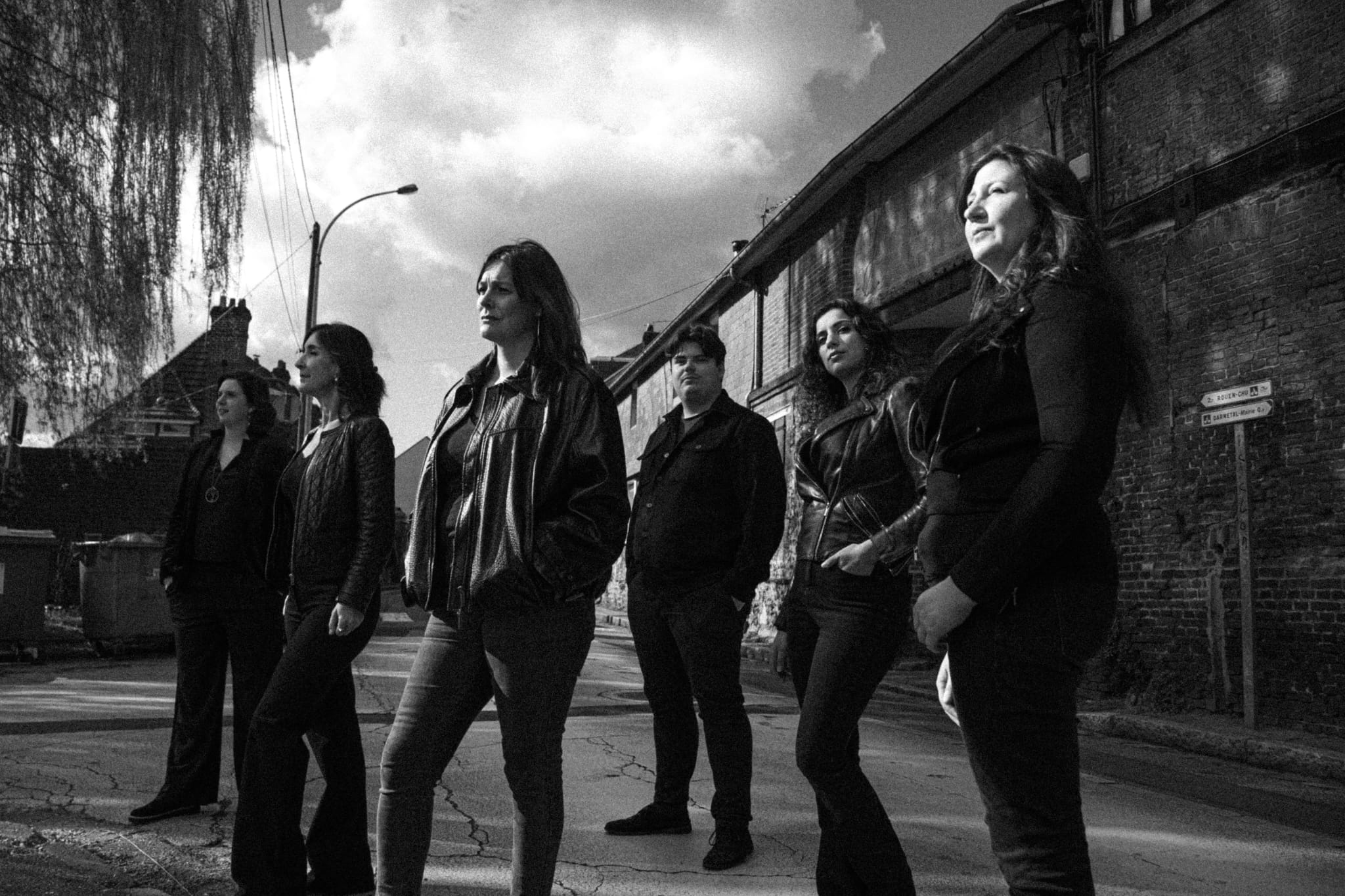 Le collectif Lyrika Nova dans une rue de Rouen, en noir et blanc